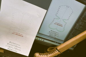 CAD画面と紙図面とレザークラフト