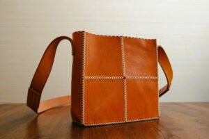 手作り感あふれるハンドメイド革バッグ1