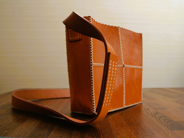 ハンドメイド革製ショルダーバッグ